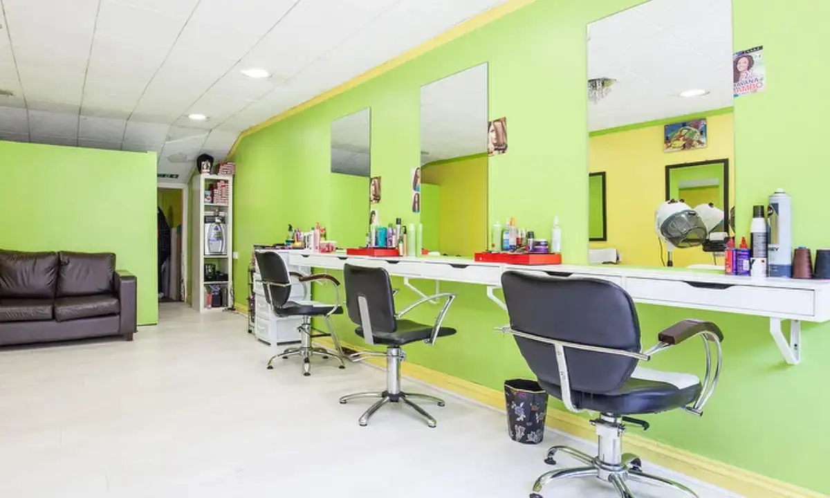رنگ سبز برای دیوار آرایشگاه زنانه