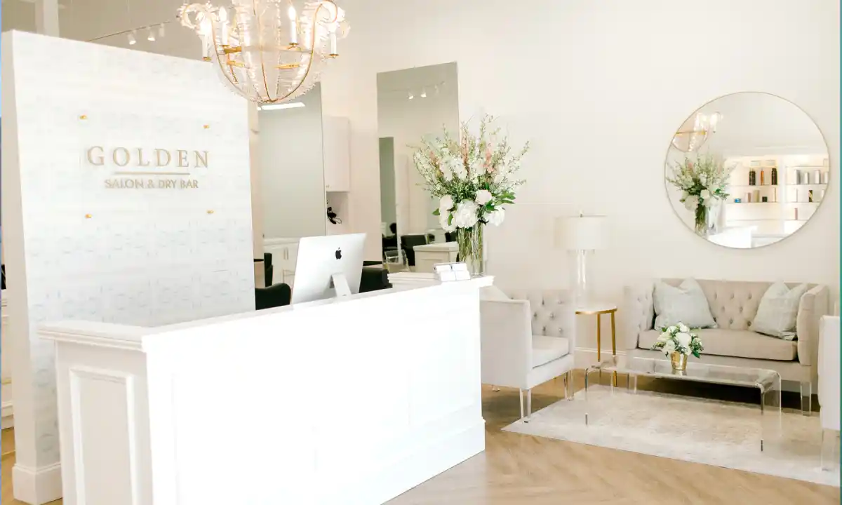 ترکیب سفید طلایی دیوار آرایشگاه زنانه