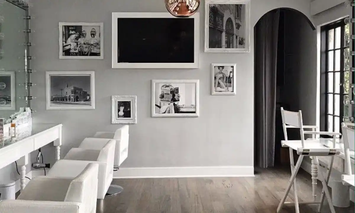 ترکیب سفید خاکستری دیوار آرایشگاه زنانه