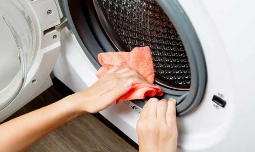 رفع بوی فاضلاب لباسشویی با تمیز کردن لاستیک درب
