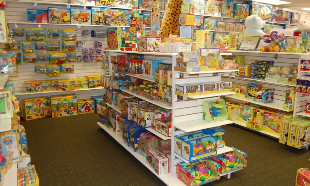 استفاده از قفسه در مغازه اسباب بازی فروشی